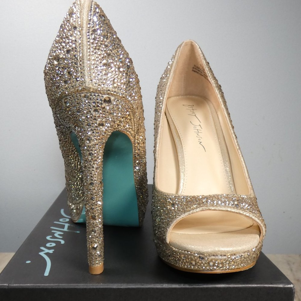 NiB SPARKLING Betsey Johnson Dane Peep Toe Pump, Light Gold, 8.5 - Picture 6 of 16